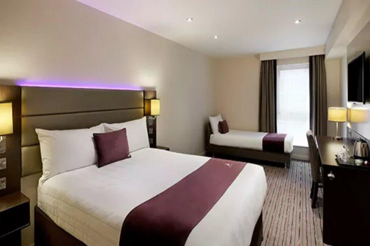 Premier Inn Вэр Экстерьер фото